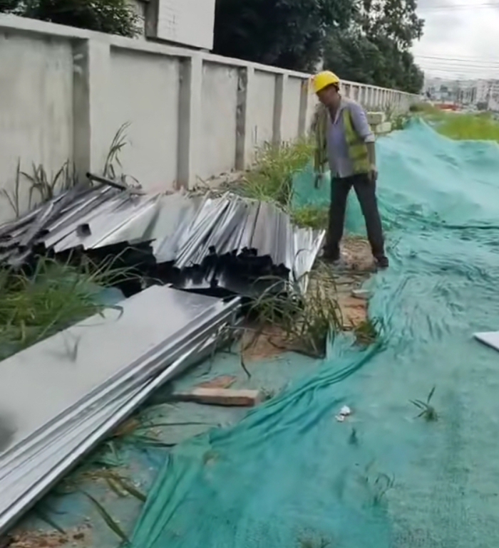 C款鋼圍擋310米發(fā)貨到惠州工地-旭東圍擋為粵港澳大灣區(qū)城市更新服務(wù)