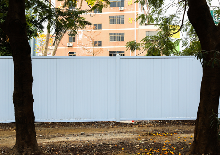 PVC工地圍擋的重量是否輕便易搬運(yùn)？旭東鋼構(gòu)